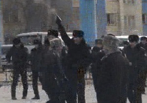 У Казахстані поліція відкрила вогонь по учасниках протесту, які підпалили поїзд. Одна людина вбита