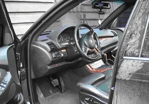 В Одесі четверо зловмисників викрали позашляховик BMW разом з водієм