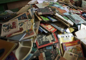 Британець 11 годин провів під завалом із семи тисяч журналів