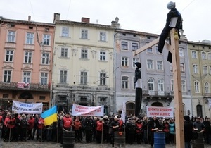 У Львові протестувальники встановили шибеницю біля міськради
