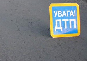 На трасі Київ - Одеса зіткнулися легковий автомобіль, вантажівка і маршрутка: є загиблі