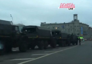До Болотної площі в Москві, де має відбутися мітинг, з їхалися вантажівки внутрішніх військ