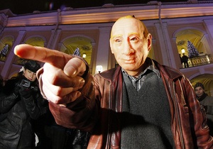 Фотогалерея: Псевдоволодимир. Поліція затримала людину в масці Путіна