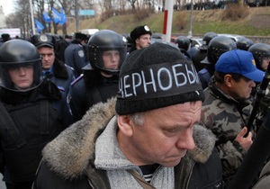 Чорнобильцям, які голодують у Києві, заборонили розгортати прапор України