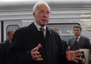 Азаров поручил обеспечить дополнительные поезда на время зимних праздников