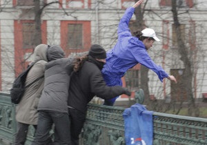 ЗМІ: У Петербурзі агітатора Єдиної Росії скинули з моста