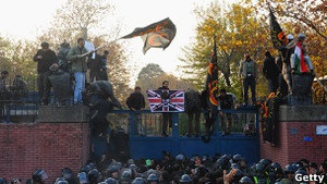 Демонстранти в Ірані атакували посольство Британії