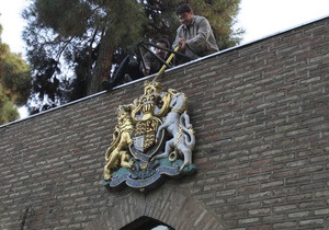 Під час нової атаки на посольство Британії іранські демонстранти прорвали поліцейську блокаду