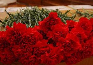 На київському кладовищі затримали трьох осіб, які збирали квіти з могил для продажу