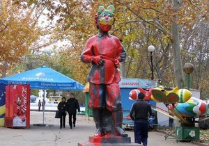 У Севастополі пам’ятник юному Леніну облили фарбою і одягли йому на голову маску зайця