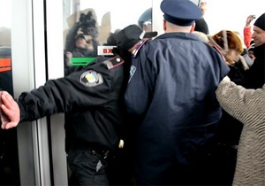 Пенсіонери, озброєні вилами, виламали двері Донецької ОДА та побили міліціонера
