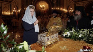 Пояс Богородиці лишать в Москві ще на день через величезний ажіотаж