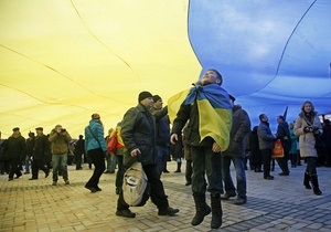 Опитування: Кожен шостий українець замислюється про еміграцію
