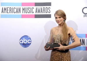 Тріумфатором American Music Awards стала Тейлор Свіфт