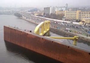 КП: Із плавучого крана, що впав у Києві у Дніпро витікає мазут і солярка (оновлено)