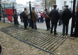Депутати-опозиціонери пиляють болгаркою паркан біля Ради