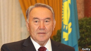 Нурсултан Назарбаєв розпустив парламент й оголосив дострокові вибори