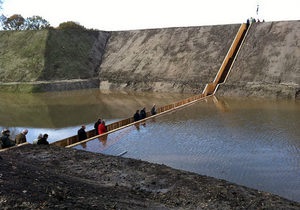 У Нідерландах побудували міст нижче рівня води