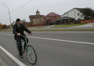 Корреспондент: Сусідські відносини. Як живеться односельцям господаря Межигір’я