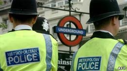На поліцію Лондона подали в суд через «агентів-карликів»
