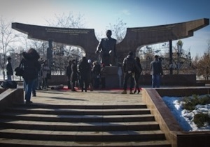 В Алма-Аті встановлений пам ятник Назарбаєву