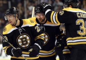 NHL: Boston Bruins и Chicago Blackhawks добывают уверенные победы