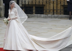 Автора весільного плаття Кейт Міддлтон визнали найкращим дизайнером року