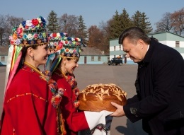 Янукович доручив вищим чиновникам частіше приїжджати у регіони