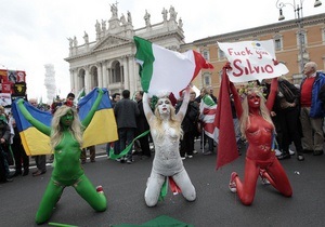 Фотогалерея: Наші в Італії. Активістки FEMEN провели топлес-акції в Римі та Ватикані