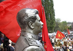 Сьогодні у Запоріжжі відкривають новий пам ятник Сталіну, який  більше схожий на вождя 