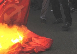 Активісти Свободи спалили прапор КПУ у центрі Києва: є затримані з обох сторін