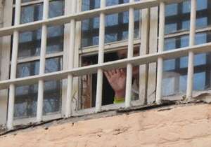 Фотогалерея: Посміхається і махає. Тимошенко виглянула з вікна СІЗО