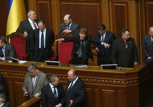 Опозиційні фракції заблокували трибуну і президію Верховної Ради