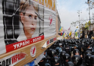 Близько 400 осіб мітингують під Радою, вимагаючи декриміналізації статей Тимошенко