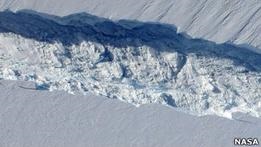 В Антарктиці формується гігантський айсберг