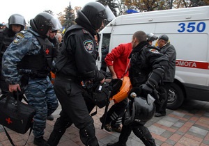 Свобода: За підозрою у побитті офіцера кастетом затримали активістів партії