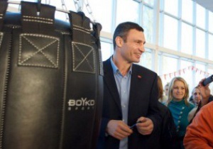 Виталий Кличко открыл боксерский зал в Херсонской области