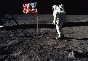Американський суд зобов язав астронавта повернути відеокамеру, що побувала на Місяці