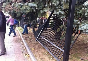 Мітингувальники-чорнобильці намагаються прорватися в будівлю Ради