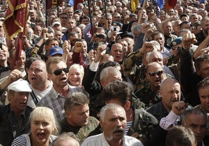 Учасники акції протесту, що прорвалися під будівлю парламенту, вимагають зустрічі із Литвином