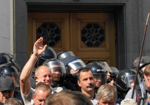 Учасники акції протесту впритул підійшли до будівлі парламенту