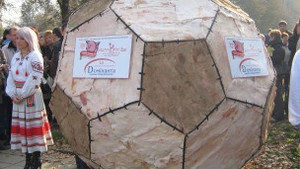 На фестивалі у Луцьку виготовили найбільший м яч із сала