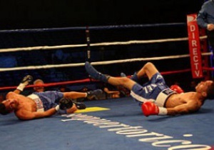 Пуэрториканские боксеры одновременно послали друг друга в нокдаун