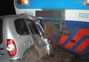 У Київській області п яний водій їздив залізничними коліями і врізався в електричку