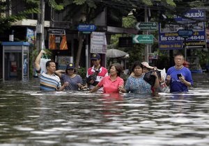 Бангкок повністю йде під воду: повінь прорвала дамбу