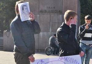 У Львові відбувся антипрезидентський флешмоб