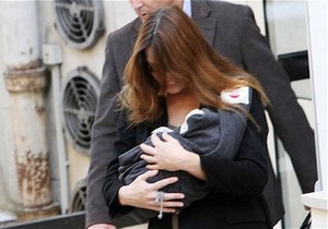 Опубліковано перше фото доньки Саркозі і Карли Бруні