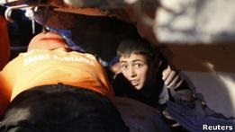 У Туреччині тривають пошуки тих, що вижили під завалами