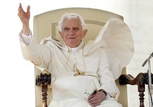 У Ватикані молодик перервав месу Папи Римського: Гей, Папо, де ж Ісус?