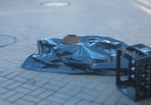 У Києві труп чоловіка пролежав дві години біля входу в метро